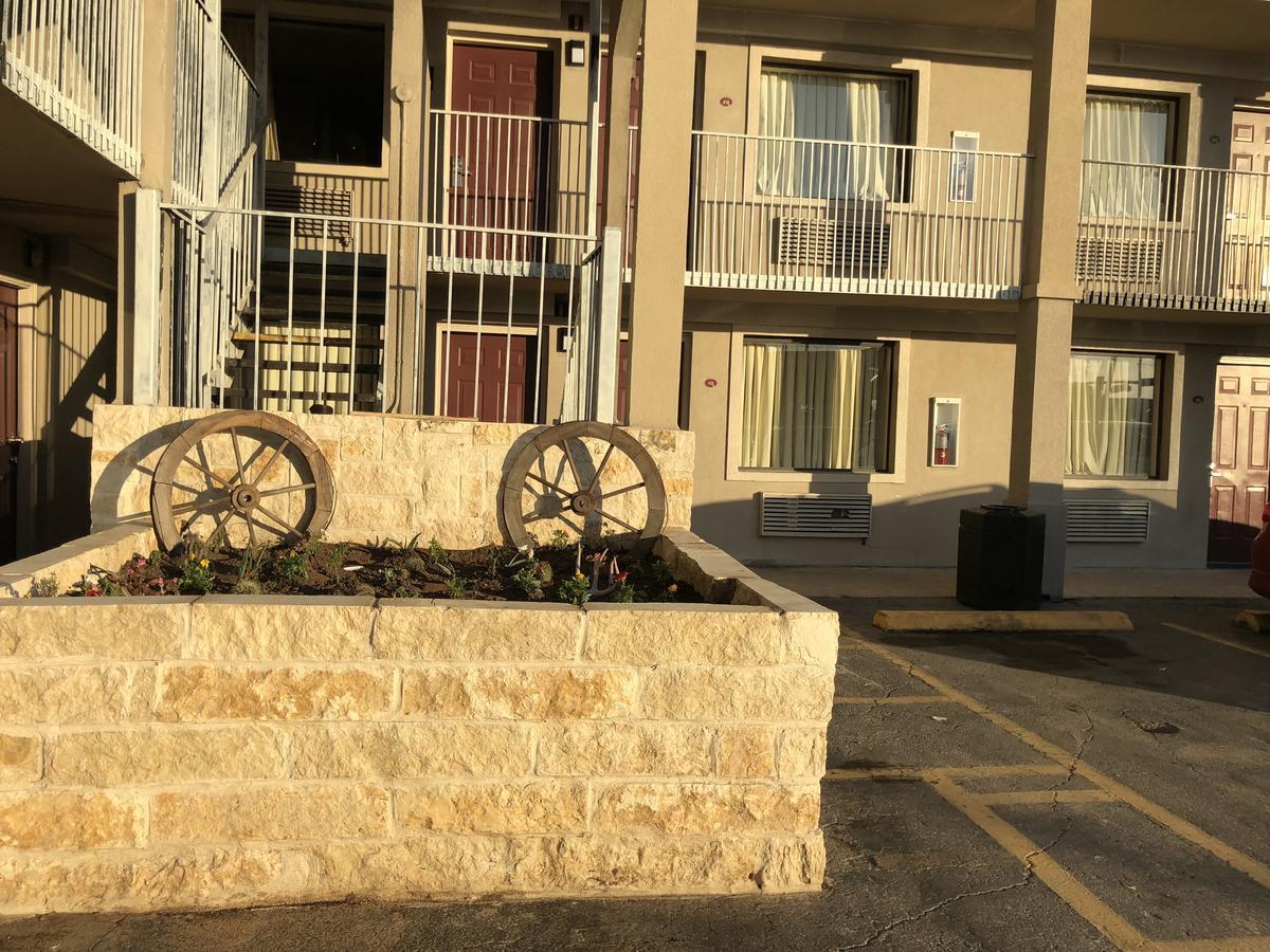 Super 8 By Wyndham San Antonio Pearl District Downtown Motel Exterior photo