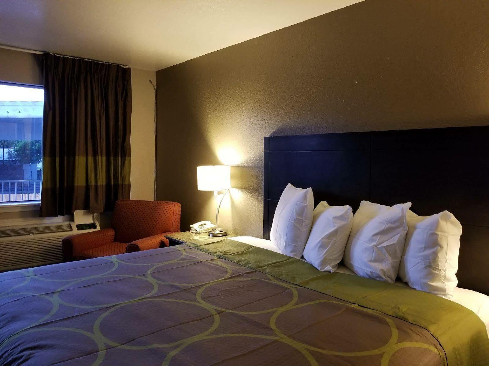 Super 8 By Wyndham San Antonio Pearl District Downtown Motel Exterior photo