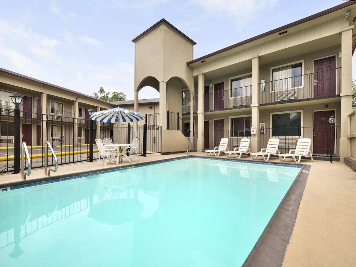 Super 8 By Wyndham San Antonio Pearl District Downtown Motel Exterior photo